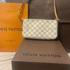 Louis Vuitton Pochette. Daumier Azure.